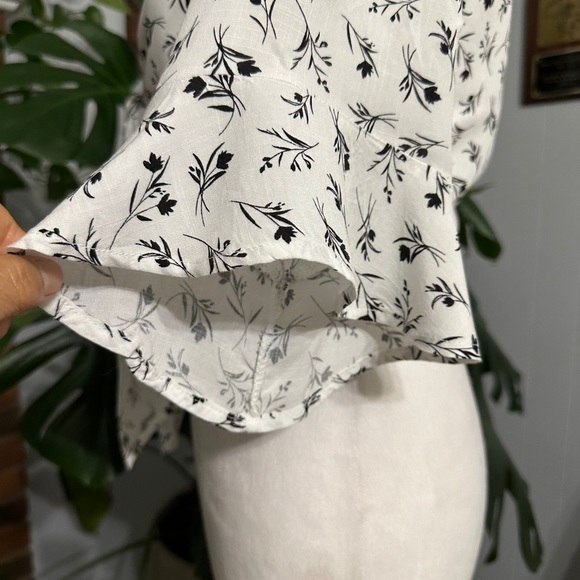 🛍️Windsor Cute short sleeve crop shirt with tied bottom side Small - Picture 2 of 9